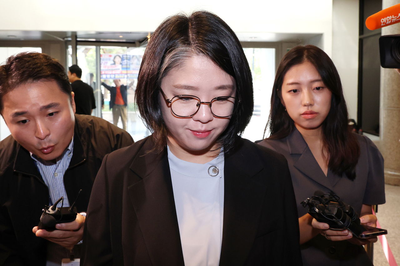 용혜인 성평등가족부 장관 후보자가 11일 서울 서대문구에 마련된 인사청문회 준비 사무실로 출근하며 취재진에게 질문을 받고 있다.  [연합]