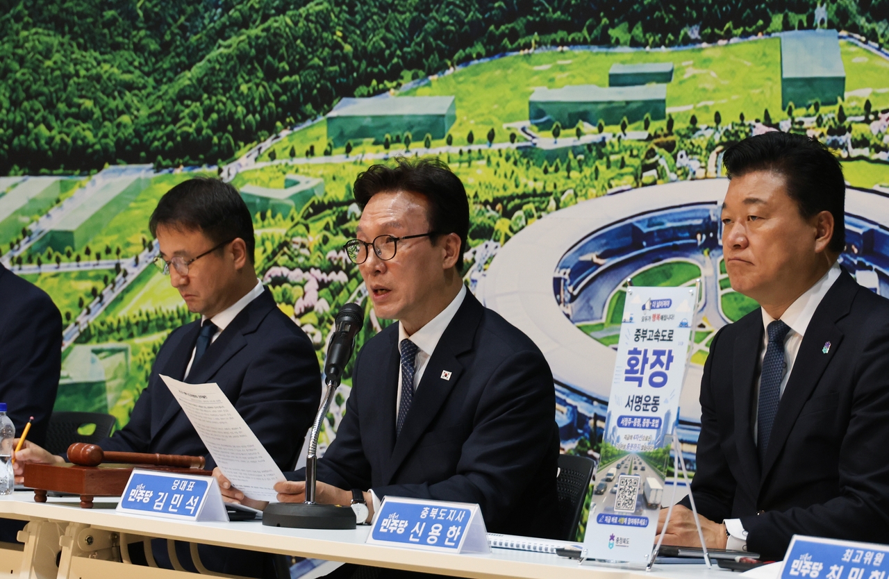 김민석(가운데) 더불어민주당 대표가 11일 오전 충북도청 신관6층 문화홀에서 열린 충북 최고위원회의에서 발언하고 있다. [연합]
