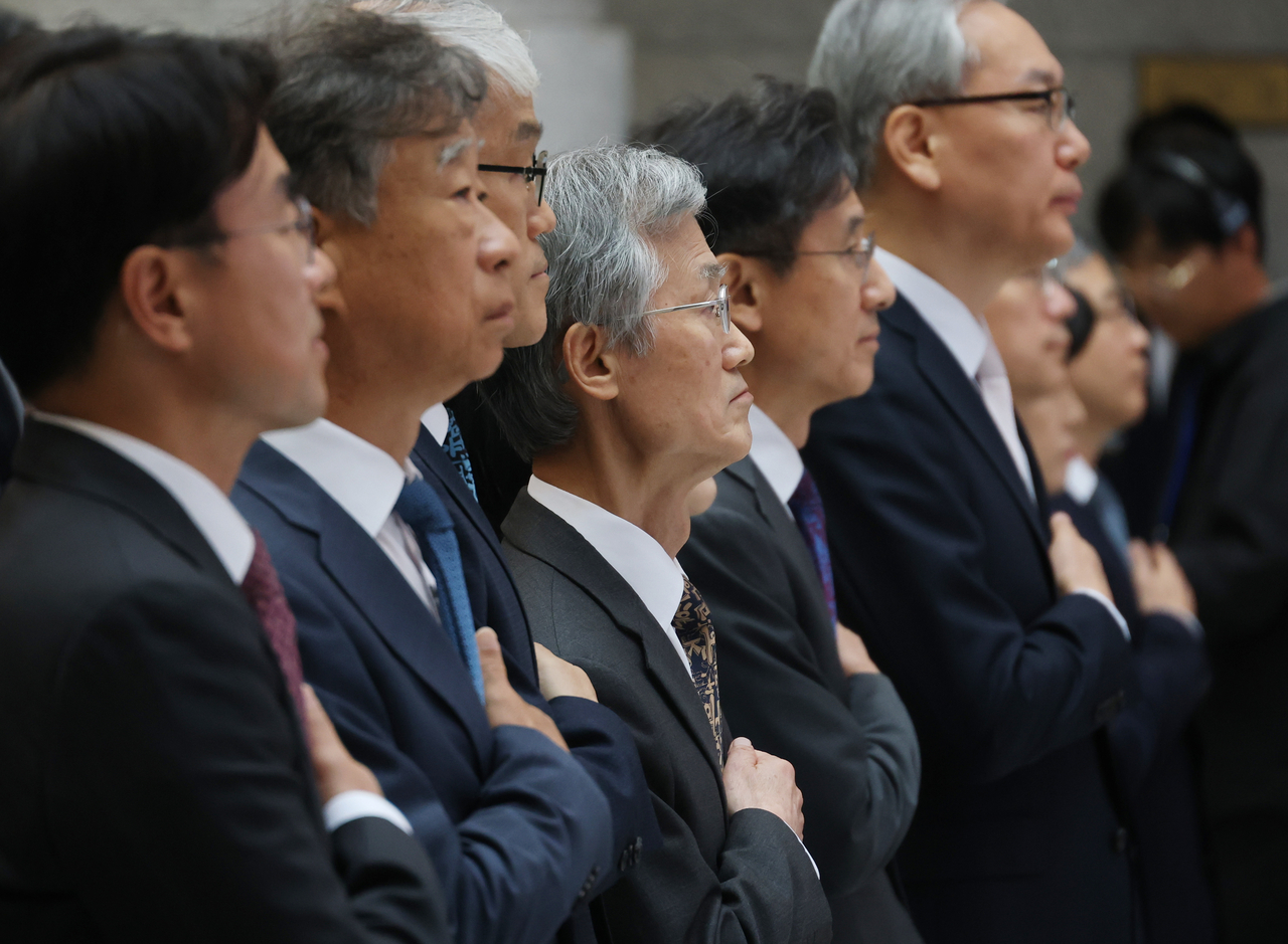 조희대 대법원장과 대법관들이 11일 서초구 대법원에서 열린 2026 대한민국 법원의 날 기념식에서 국기에 대한 경례를 하고 있다. [연합]