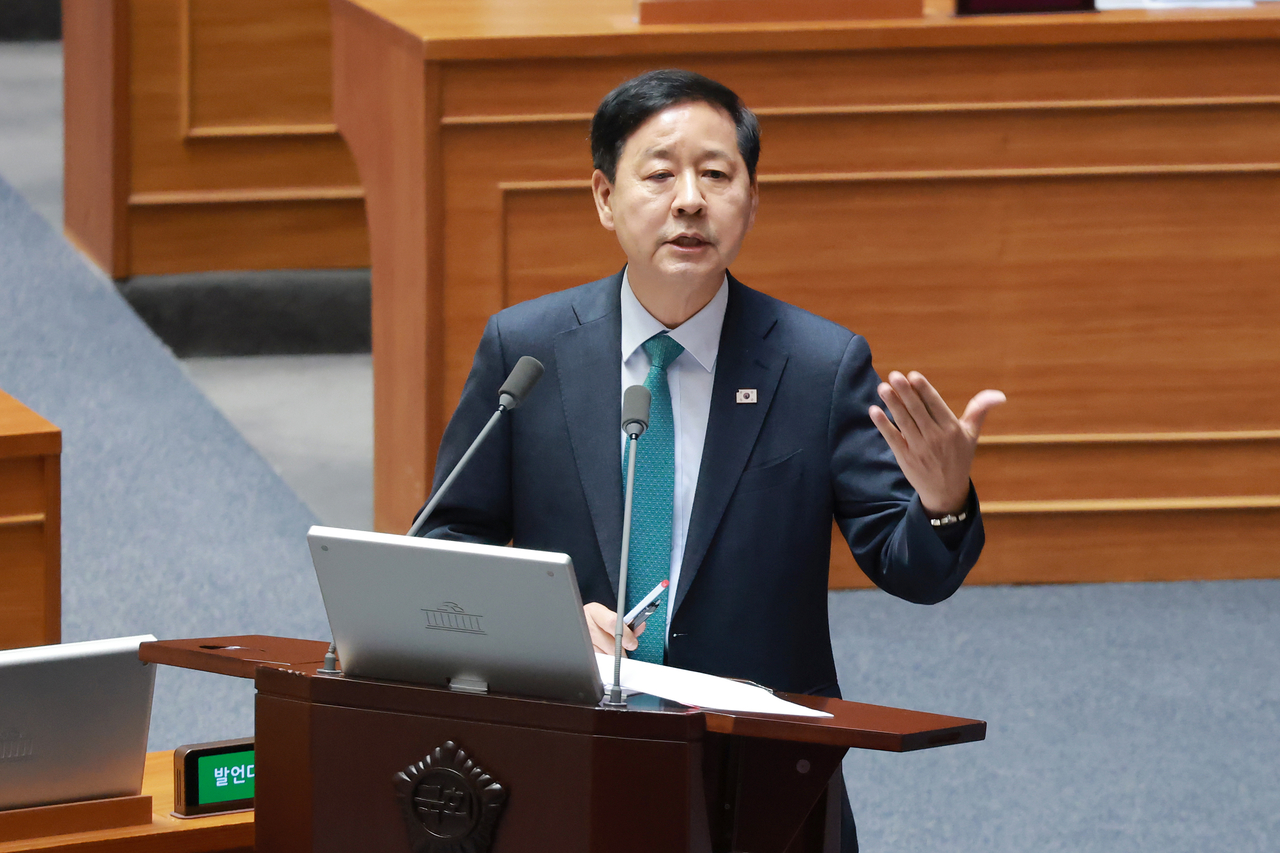 Deputy Prime Minister Koo Yun-cheol speaks during an interpellation session at the National Assembly Friday. (Yonhap)
