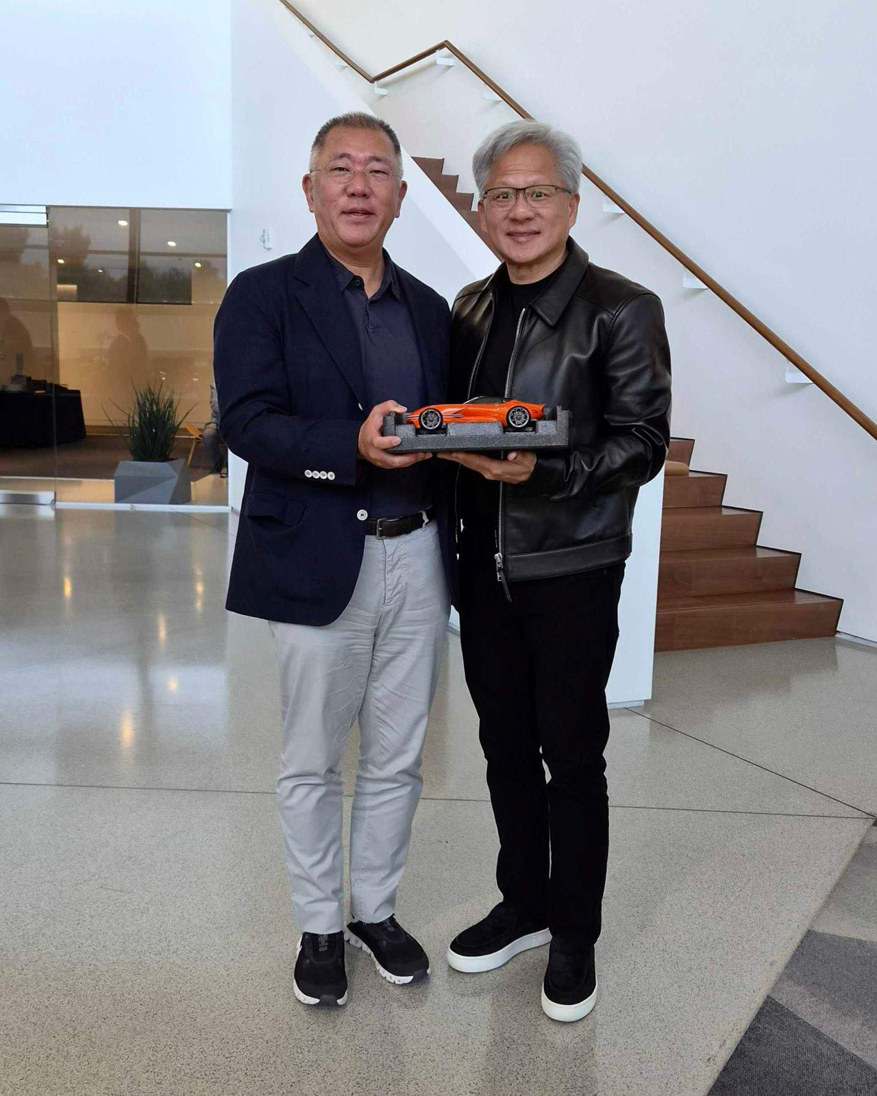 정의선 현대차그룹 회장(왼쪽)과 젠슨 황 엔비디아 창립자 겸 최고경영자가 7월 24일(현지시간) 미국 캘리포니아주 산타클라라에 위치한 엔비디아 본사에서 기념 촬영을 하고 있다. [연합]