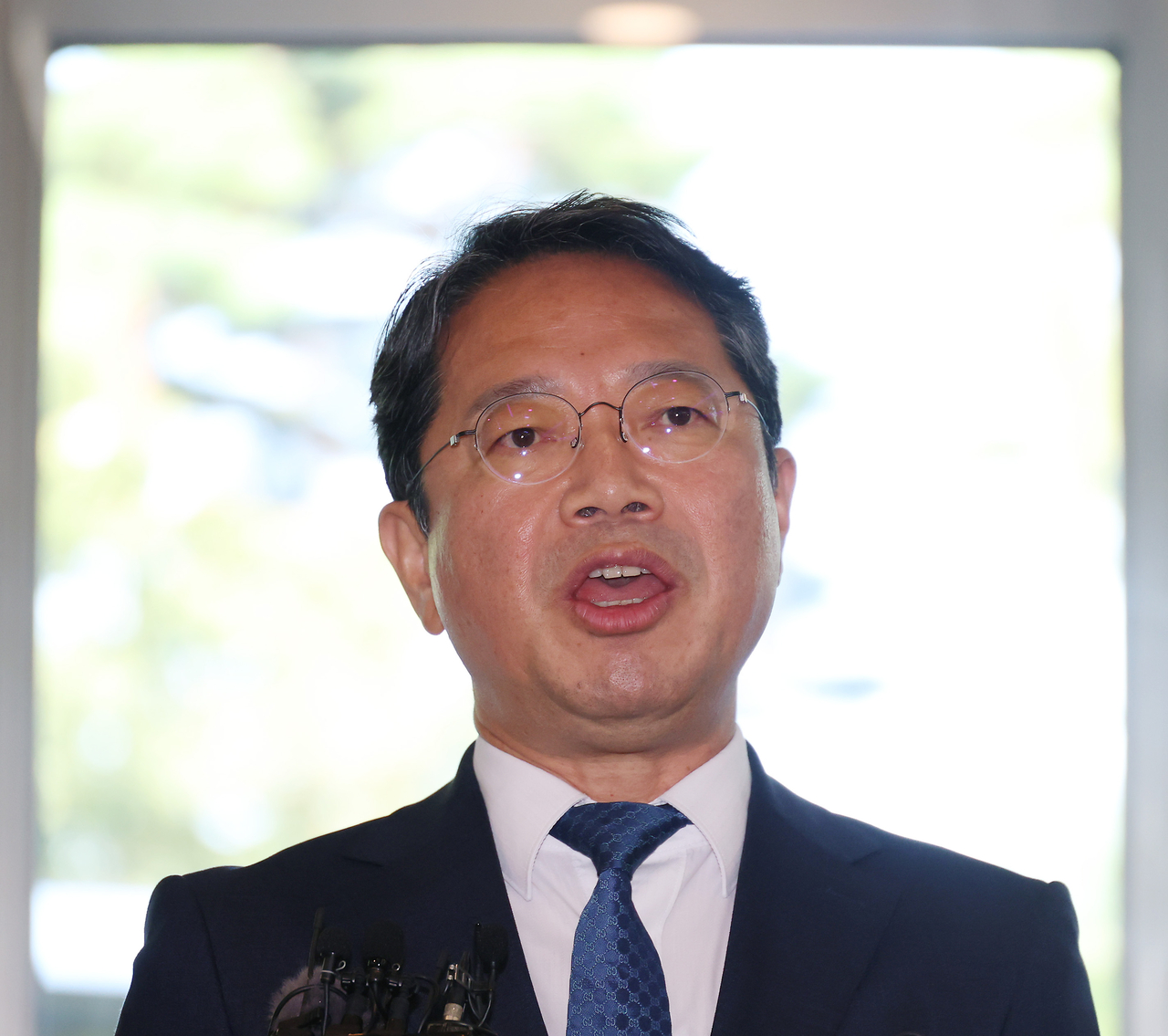 김승원 법무부 장관 후보자가 지난 3일 서울 종로구 적선현대빌딩에 마련된 인사청문회 준비 사무실로 출근하며 취재진 질문에 답하고 있다. [연합]