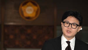 與 “한동훈에 딱 맞는 자리는 경찰청 조사실…자료 누구에게 받았는지 밝히라”[이런정치]