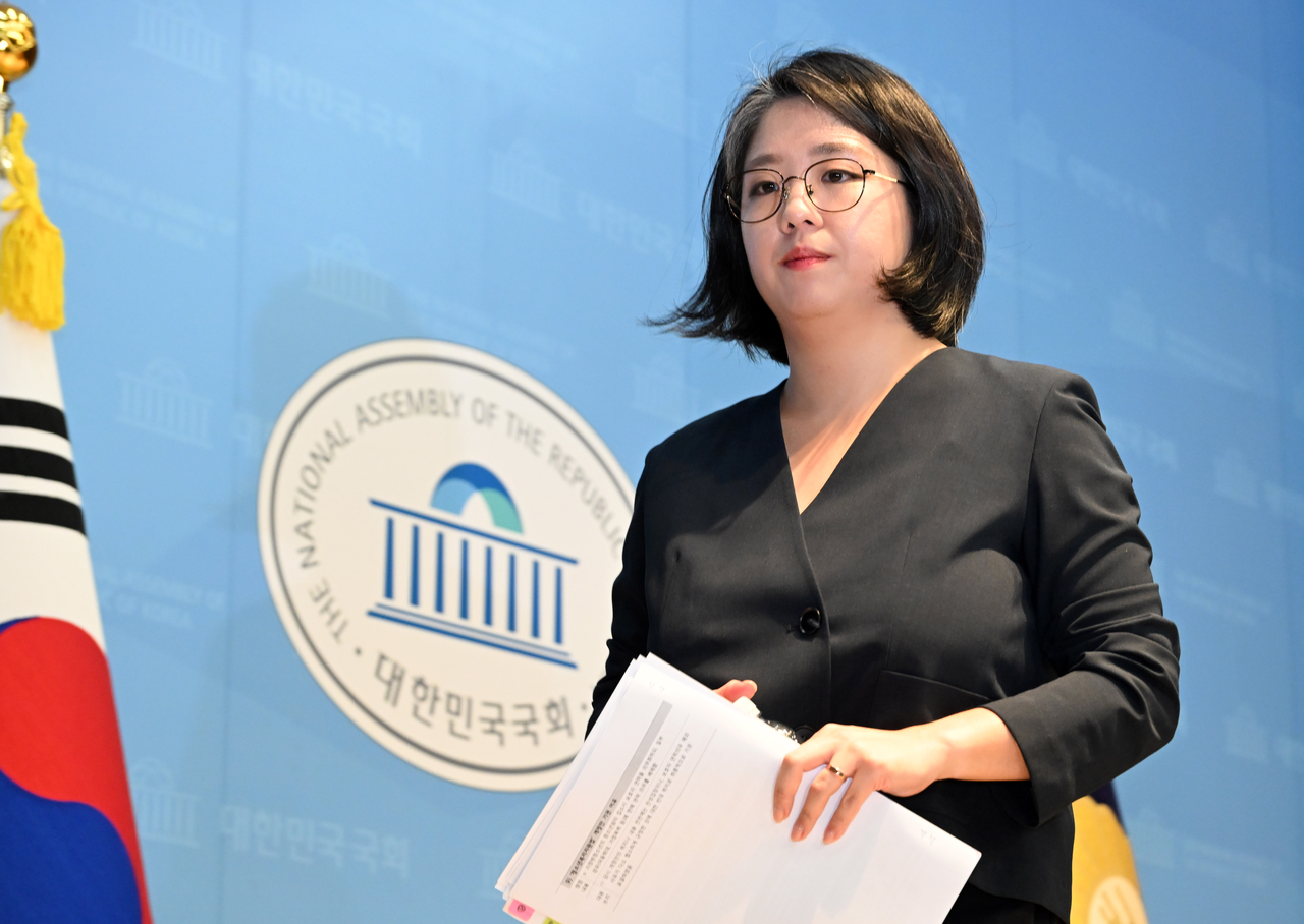용혜인 성평등가족부 장관 후보자가 10일 오후 서울 여의도 국회 소통관에서 기자회견을 마치고 회견장을 나서고 있다. 이상섭 기자