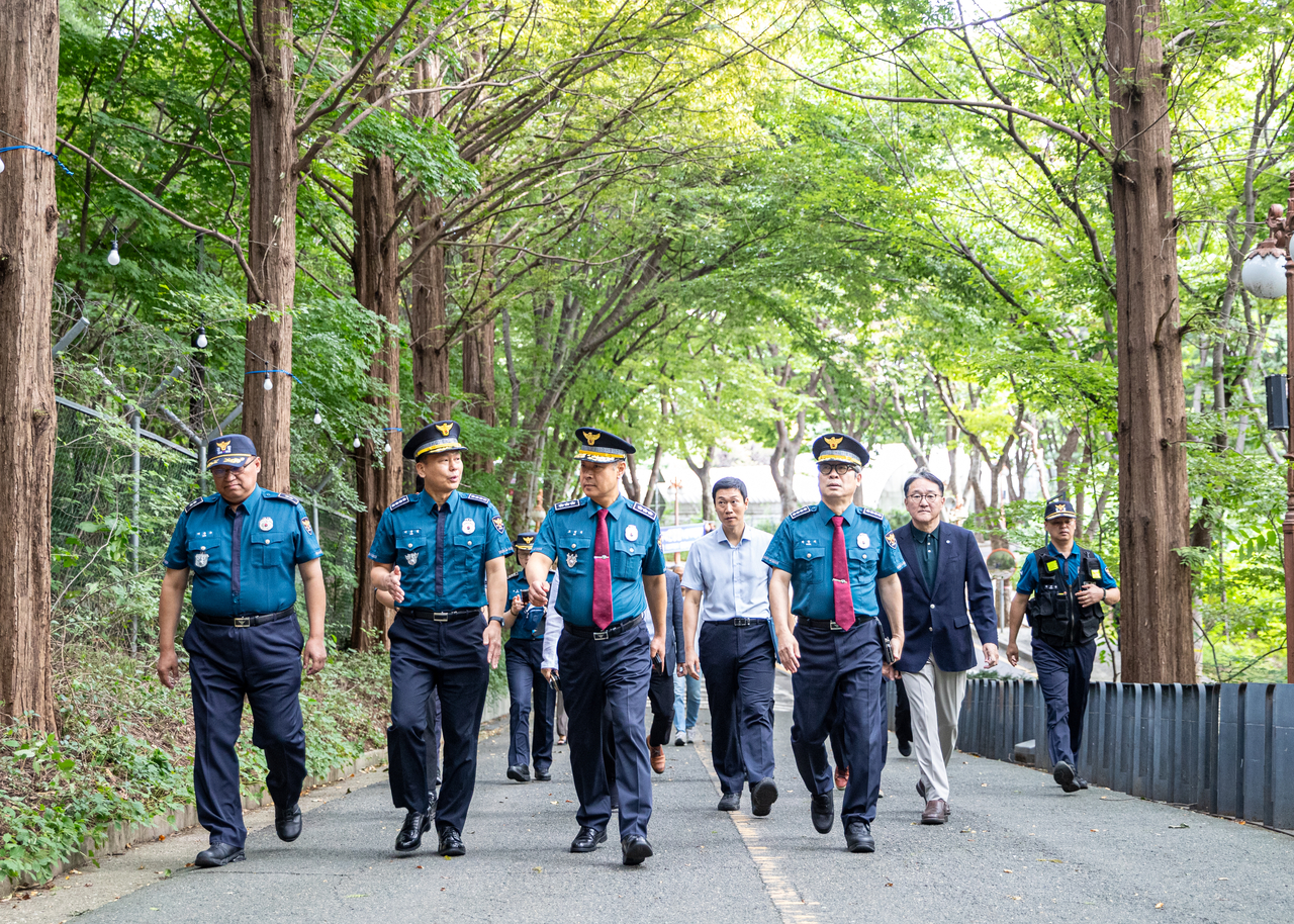 Seoul Metropolitan Police Agency chief Ko Bum-seok inspects vulnerable areas on the Yonsei University campus and along the Ansan hillside trail in Seodaemun-gu, Seoul, on Wednesday. (Seoul Metropolitan Police Agency)
