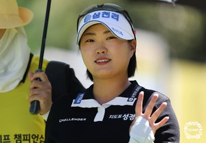 Hong Jin-young 2 leads for second straight day with bogey-free 36 holes