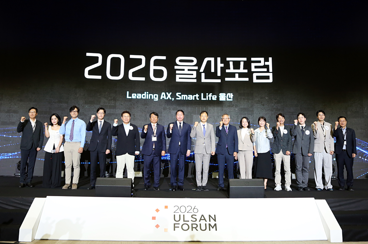 최태원(왼쪽 일곱번째) SK그룹 회장, 김상욱(왼쪽 여덟번째) 울산시장, 이윤철(왼쪽 여섯번째) 울산상공회의소 회장 등 주요 참석자들이 11일 울산시 울주군 울산전시컨벤션센터(UECO)에서 열린 ‘2026 울산포럼’에서 기념촬영을 하고 있다. [SK 제공]