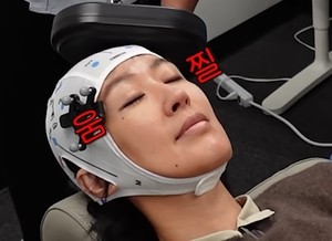 Hong Jin-kyung, 49, travels to US for brain scan after noticing sharp memory decline