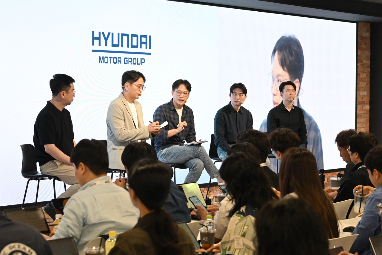 주재율(왼쪽부터) 포티투닷 PR 팀 주재율 TL, 권정현현대차·기아 AVP본부 자율주행개발센터장 부사장, 박민우 현대차·기아 AVP본부장 사장, 정성균 포티투닷 아트리아 그룹 GL, 이희석 포티투닷 트리온 그룹 GL이 지난 11일 경기 성남시 판교 포티투닷 본사에서 열린 ‘현대차그룹 자율주행 미디어데이’에서  Q&A 세션을 진행하고 있다. [현대차그룹 제공]