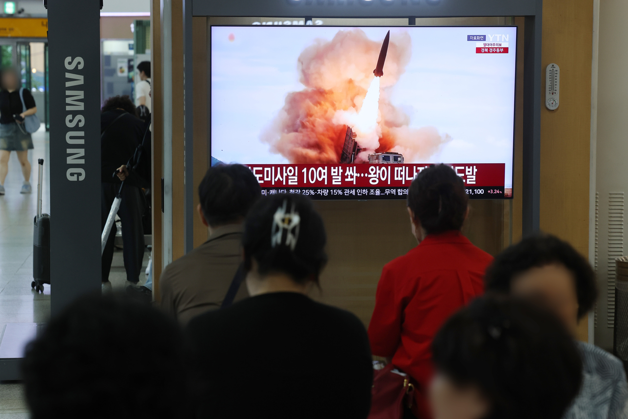 Citizens watch news at Seoul Station in central Seoul as North Korea launches ballistic missiles on Aug. 20. (Yonhap)