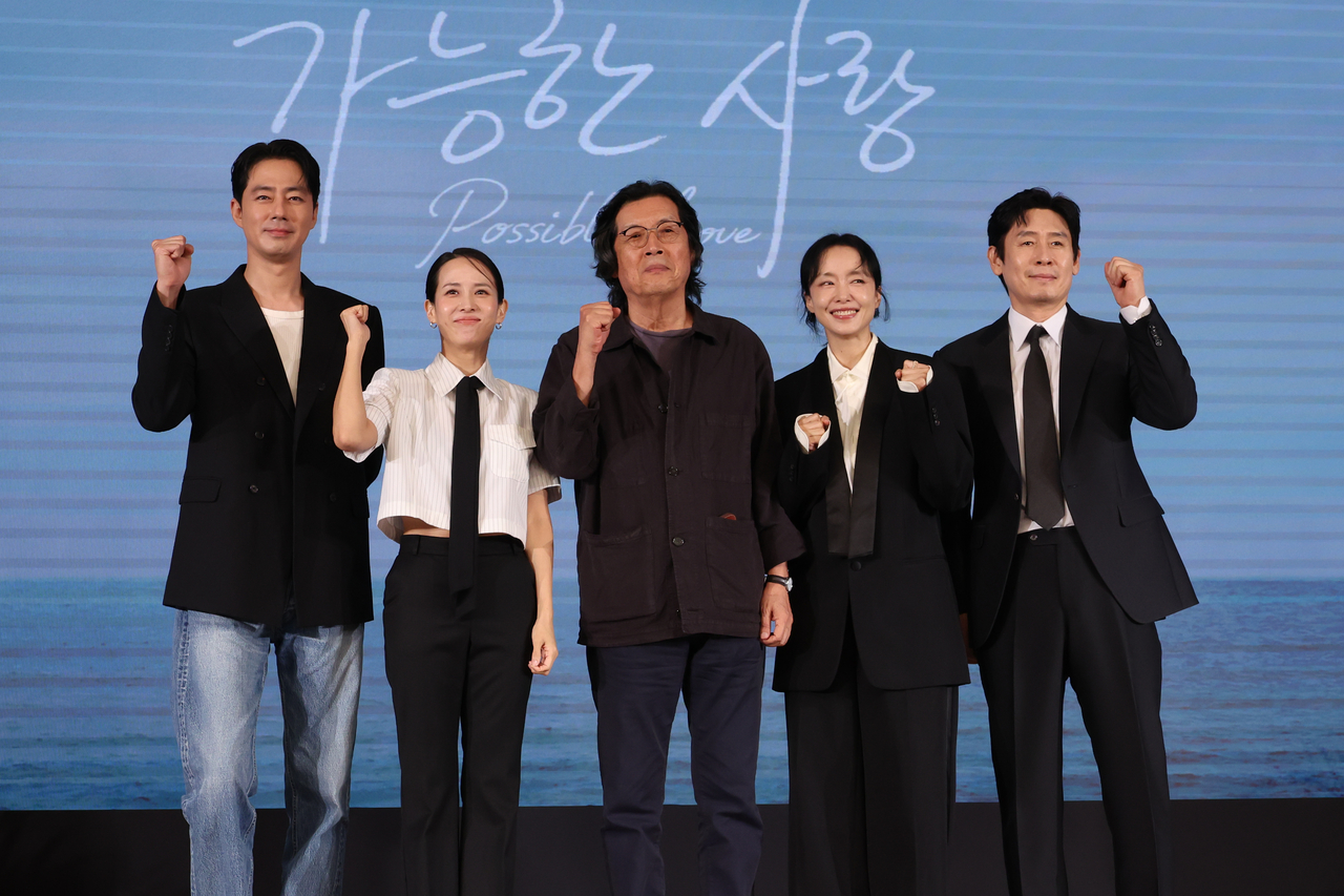 배우 조인성(왼쪽부터), 조여정, 이창동 감독, 전도연, 설경구가 지난달 25일 서울 마포구 호텔 나루 서울 엠갤러리에서 열린 넷플릭스 영화 ‘가능한 사랑’ 제작발표회에서 포즈를 취하고 있다. [연합]