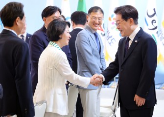 이재명 대통령(오른쪽)이 지난달 26일 청와대에서 열린 제10회 중앙지방협력회의에서 추미애 경기도지사와 인사하고 있다. [연합]