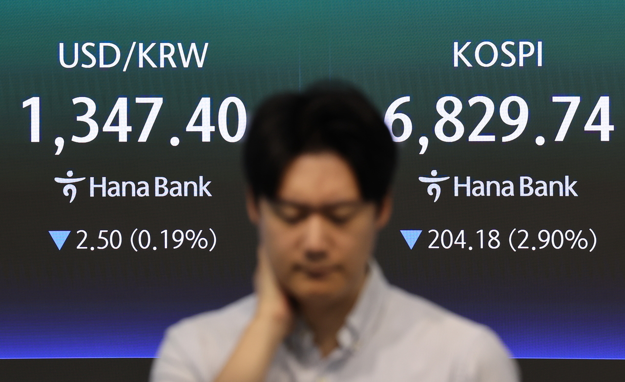 11일 서울 중구 하나은행 본점 딜링룸에서 직원들이 업무를 보고 있다. [연합]