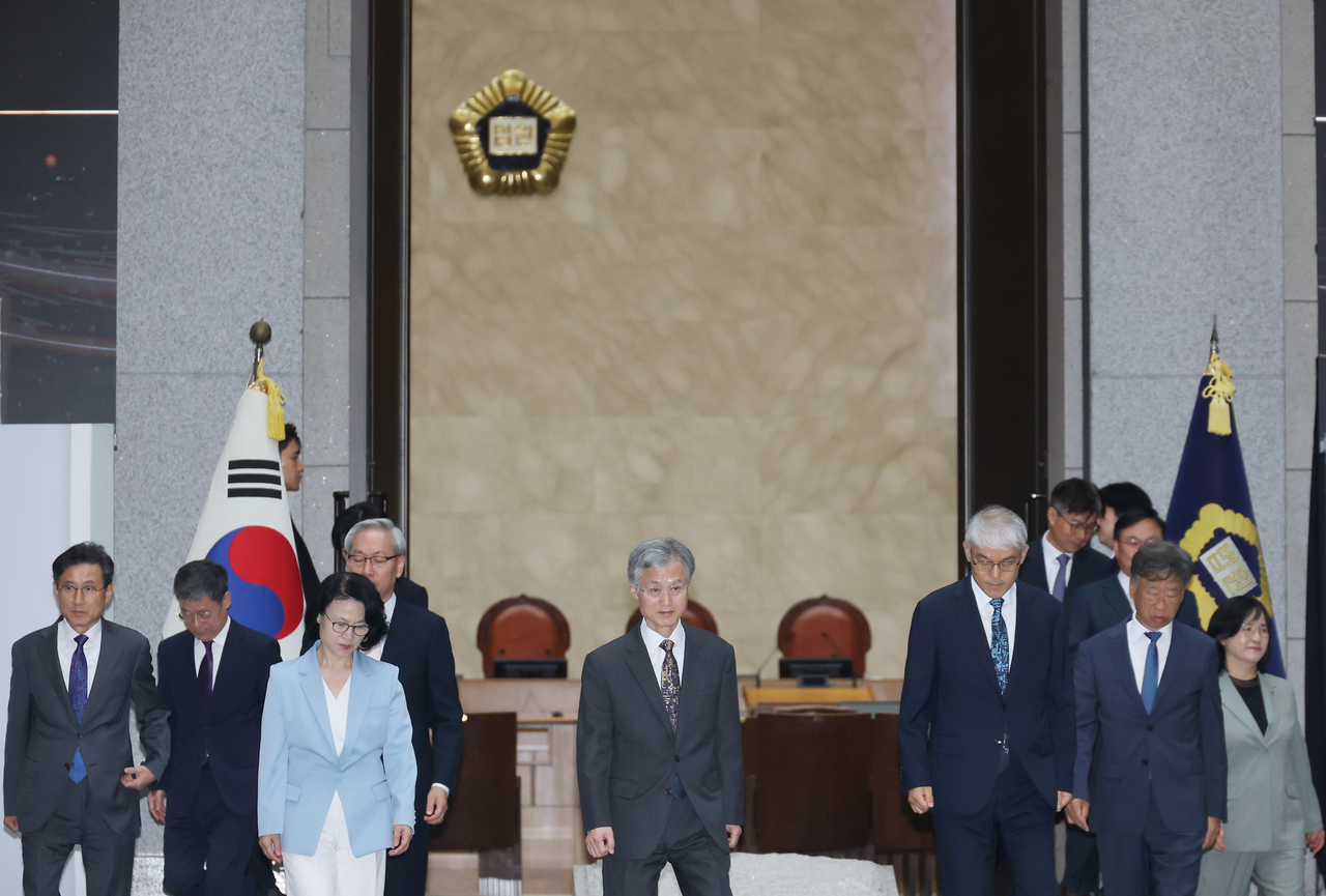 조희대 대법원장(가운데)과 대법관들이 11일 서초구 대법원에서 열린 2026 대한민국 법원의 날 기념식에 입장하는 모습. [연합]