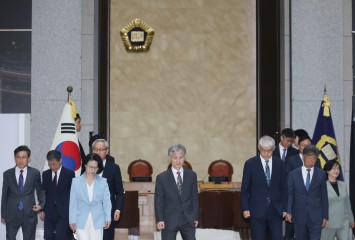조희대 대법원장(가운데)과 대법관들이 11일 서초구 대법원에서 열린 2026 대한민국 법원의 날 기념식에 입장하는 모습. [연합]