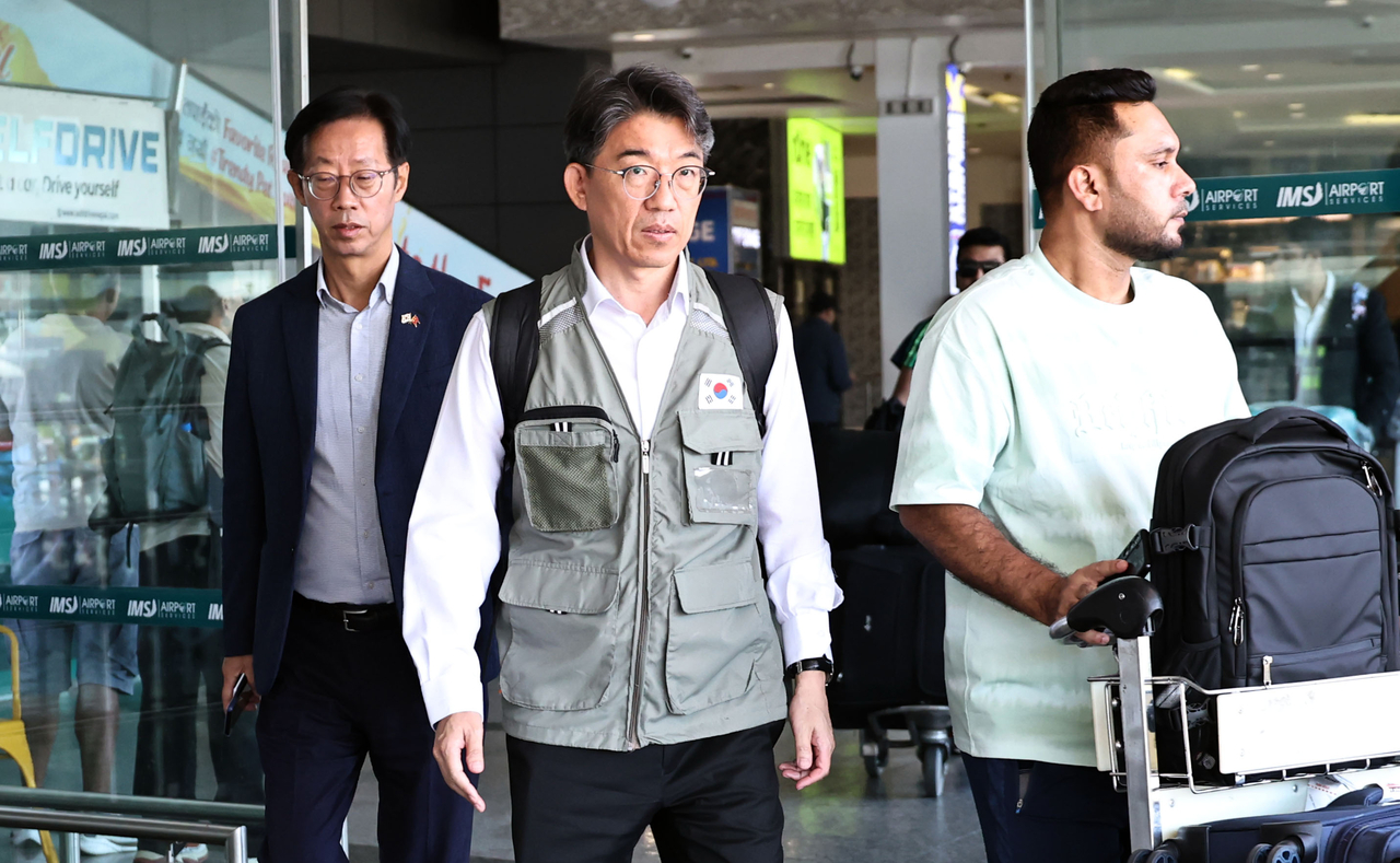 Yoon Chu-sok (center), deputy chief of mission at the South Korean Embassy in Washington, arrives at Tribhuvan International Airport in Kathmandu on Saturday, to lead the second contingent of South Korea's disaster relief team. (Yonhap)