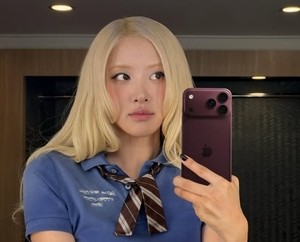 “한때는 삼성 모델 하더니” 계약 끝나니 가차없이 ‘아이폰 샷’…삼성 ‘부글’
