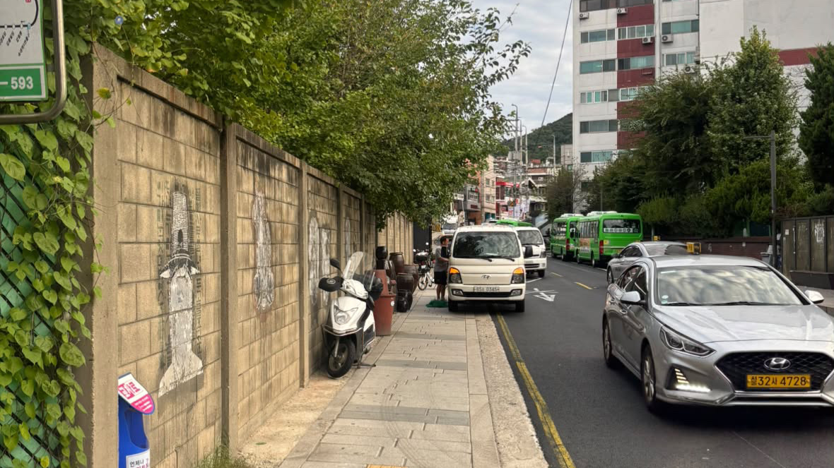 A passerby captured the remaining onggi being removed from the wall in Haebangchon on Thursday morning. (Half Local)