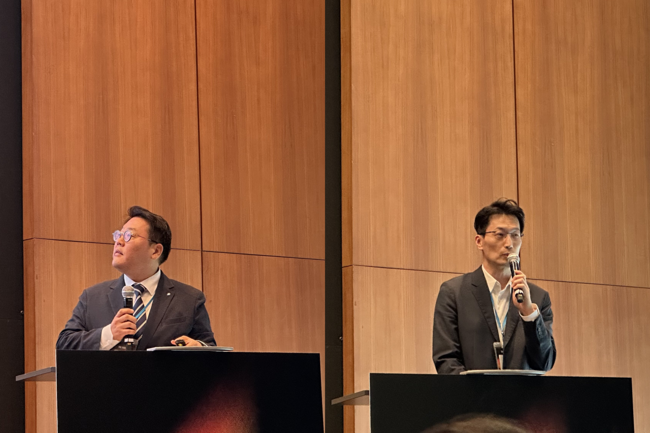 이진혁 신한자산운용이사(왼쪽)와 최인수 신한투자증권 디지털자산부 부서장(오른쪽)이 11일 서울 영등포구에서 열린 ‘원화 기반 실물자산 토큰화의 시작과 자본시장의 기회’ 서밋에서 발표하고 있다. 경예은 기자.