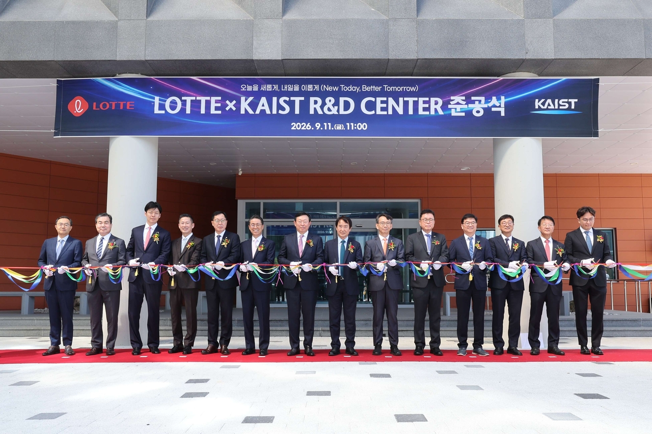 KAIST President Bae Choong-sik (center right) and Lotte Group Chairman Shin Dong-bin (center left), along with officials from KAIST and Lotte Group, cut the ribbon at the completion ceremony for the Lotte×KAIST R&D Center. [KAIST]