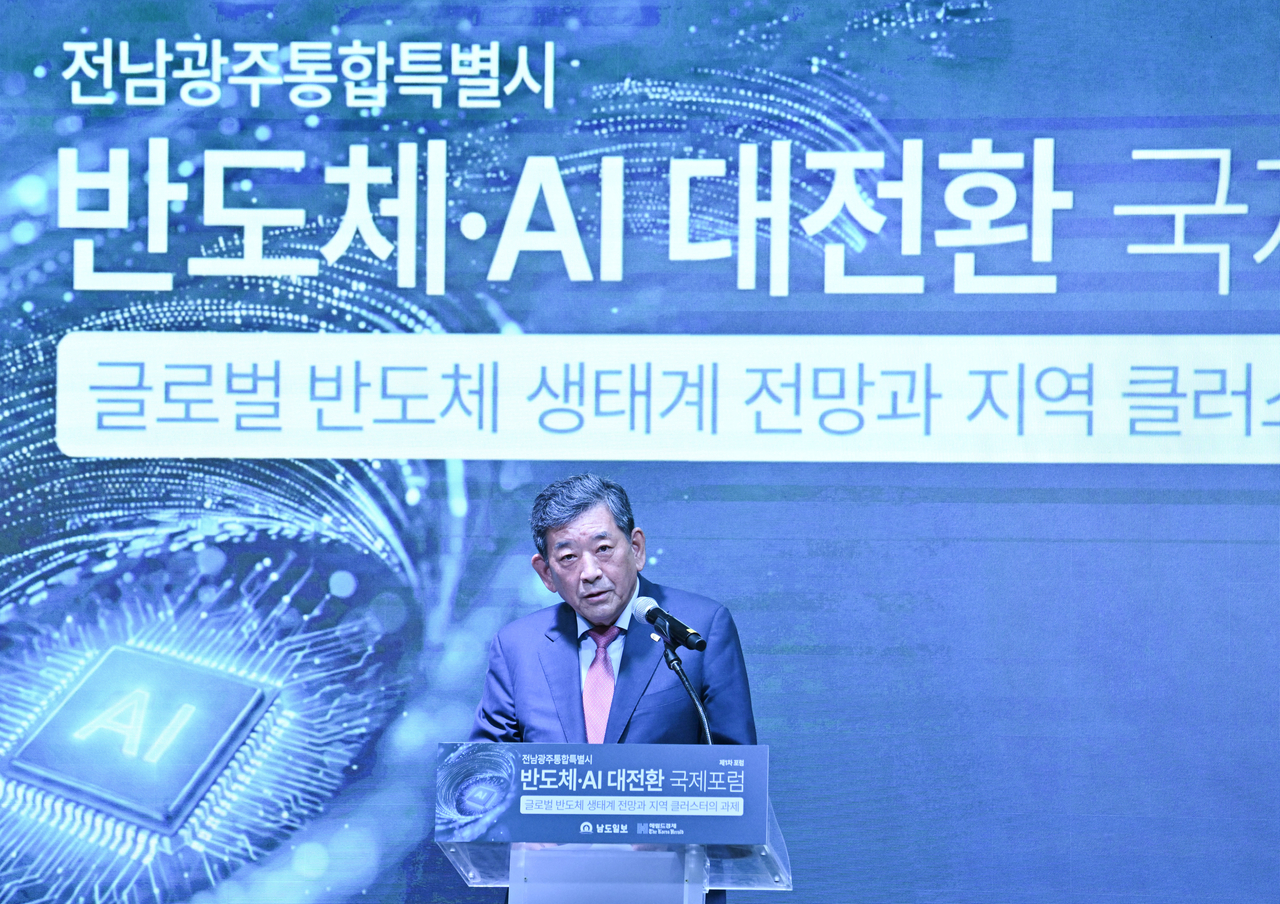 Han Sang-won, chair of the Gwangju Chamber of Commerce and Industry, delivers welcoming remarks at the forum in Gwangju on Thursday. (Im Se-jun/The Korea Herald)