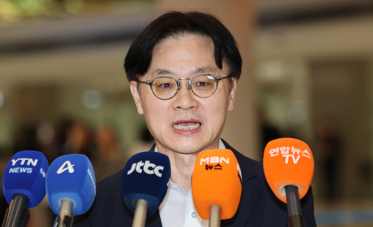 Industry Minister Kim Jung-kwan speaks to reporters upon arriving at Incheon Airport on Sunday, after a trip to the US for talks aimed at wrapping up negotiations over Korea’s investment package. (Yonhap)