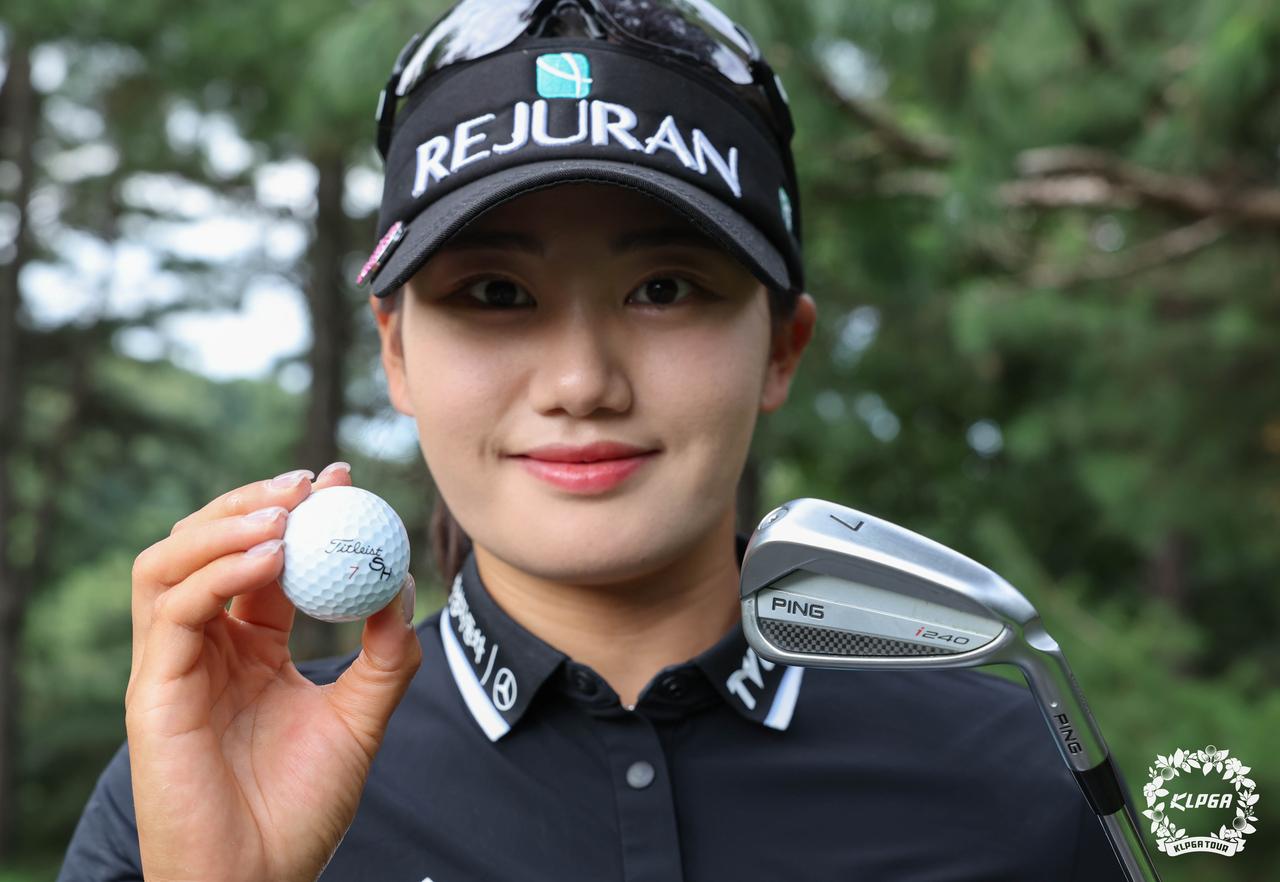 홀인원을 한 볼을 들고 기념촬영을 한 노승희. [사진=KLPGA]