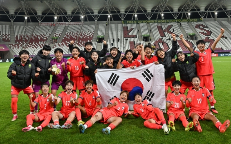 South Korean players celebrate after securing a place in the round of 16 at the U-20 Women’s World Cup.     (KFA)