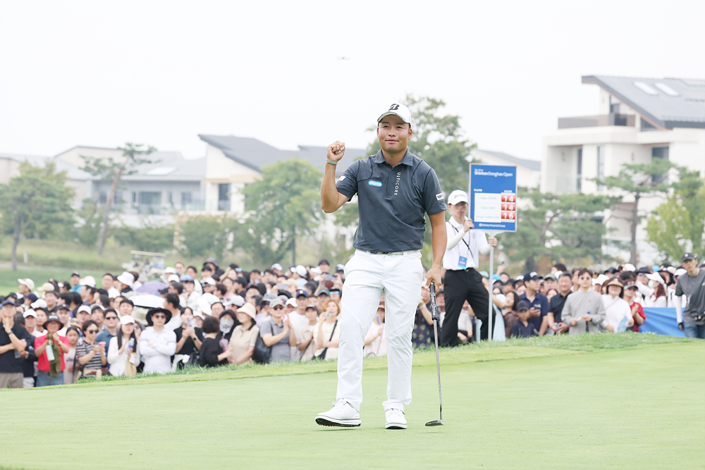 이번 대회 우승자 스나가와 고스케가 18번 홀에서 우승 세리머니를 하고 있다.