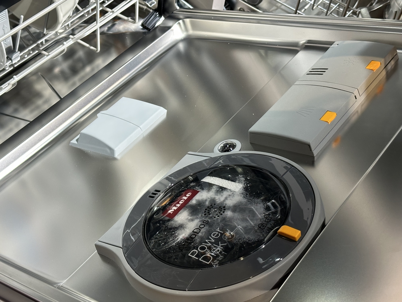 Miele's G8 dishwasher, making its world debut at IFA 2026. An AI-based camera is mounted at the center. (Lee Jeong-wan / The Herald Business)