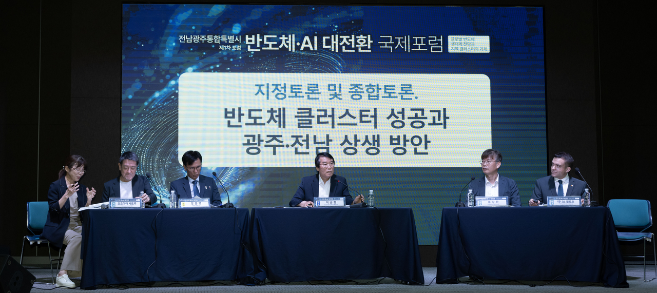 Dongshin University professor Lee Soon-hyung (center) moderates a panel discussion on semiconductor cluster development and regional cooperation at the forum held in Gwangju on Thursday. From second from left are Oyama Satoru, CEO of Grossberg; Jang Jun-young, adviser to Herald Business; Lee; Ryu Sang-wan, head of Chonnam National University’s semiconductor research institute; and Dennis Bloch, economic counselor at the German Embassy in Seoul. (Im Se-jun/The Korea Herald)