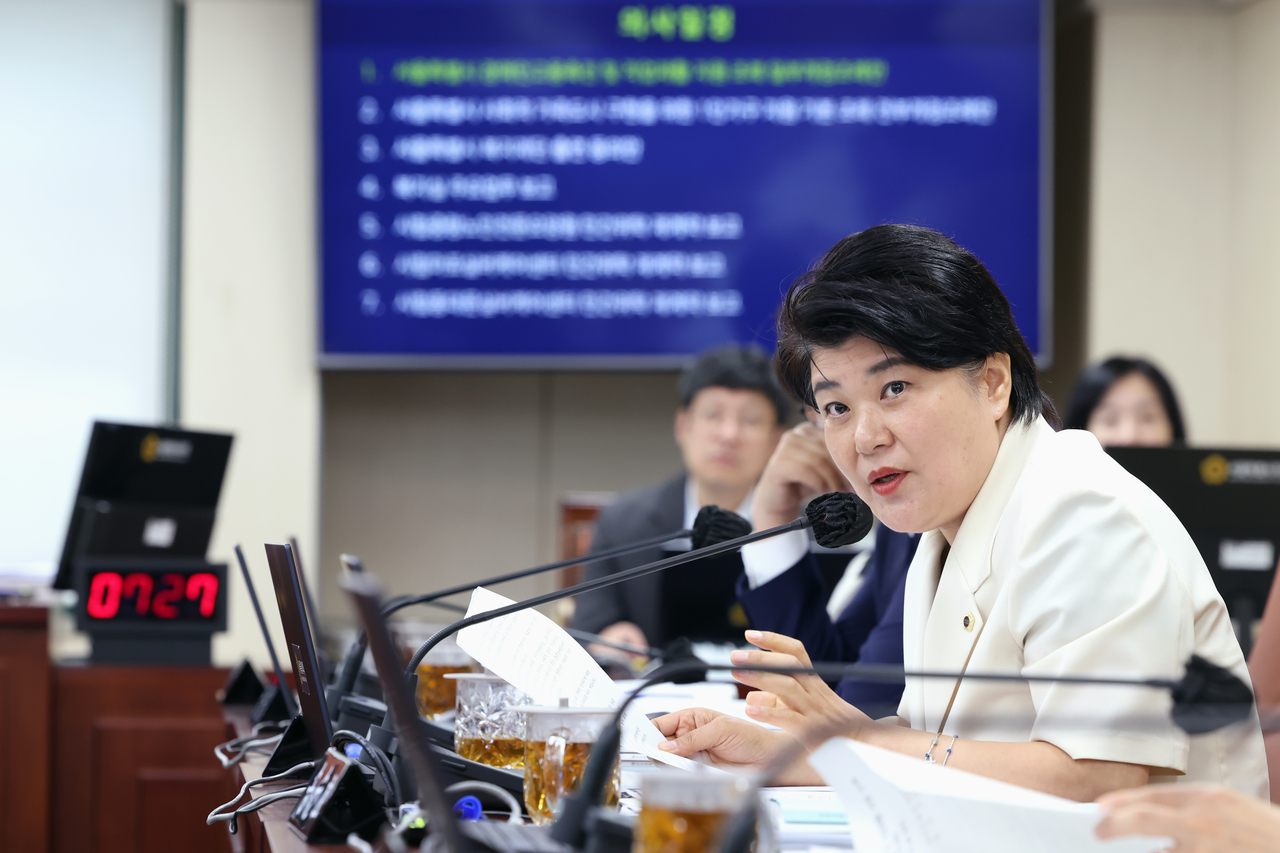 김명희 서울시의원이 서울시의회 제339회 임시회에서 ‘서울 어린이 상상랜드’의 운영방식과 안전관리 대책을 점검하고 있다. 서울시의회 제공