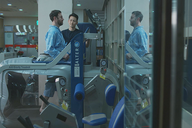 A foreign patient receives medical care in Seoul. (Seoul Tourism Organization)