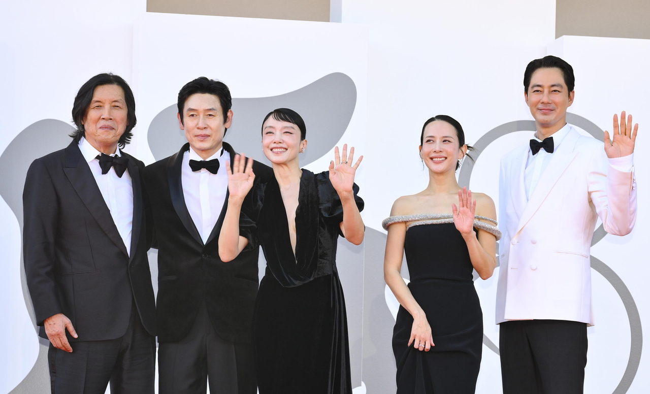 This Sept. 6, 2026 photo, carried by EPA, shows South Korean director Lee Chang-dong, actors Sul Kyung-gu, Jeon Do-yeon, Cho Yeo-jeong, and Zo In-sung (from left to right) arrive for the premiere of "Possible Love" at the 83rd Venice International Film Festival. (Yonhap)