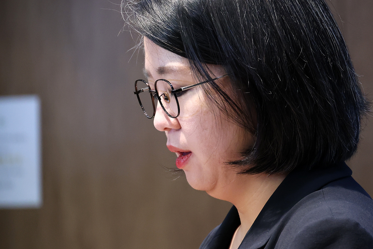 용혜인 성평등가족부 장관 후보자가 13일 자진사퇴 형식으로 사실상 중도 낙마한 가운데 야권의 과녁은 김승원 법무부 장관 후보자로 모아지는 모양새다. 용 후보자가 이날 국회 소통관에서 자진 사퇴 기자회견 도중 잠시 생각에 잠겨 있다. [연합]