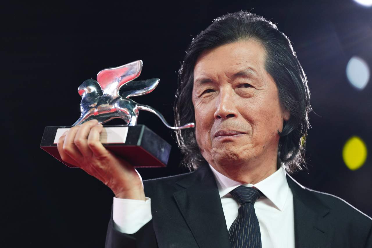 This AP photo shows South Korean director Lee Chang-dong holding the Silver Lion Grand Jury Prize during the closing ceremony of the 83rd annual Venice International Film Festival in Venice on Sept. 12, 2026. (Yonhap)