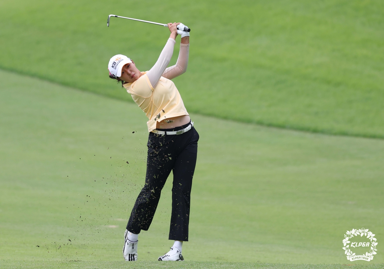 2번 홀에서 아이언 샷을 날리고 있는 박예지. [사진=KLPGA]