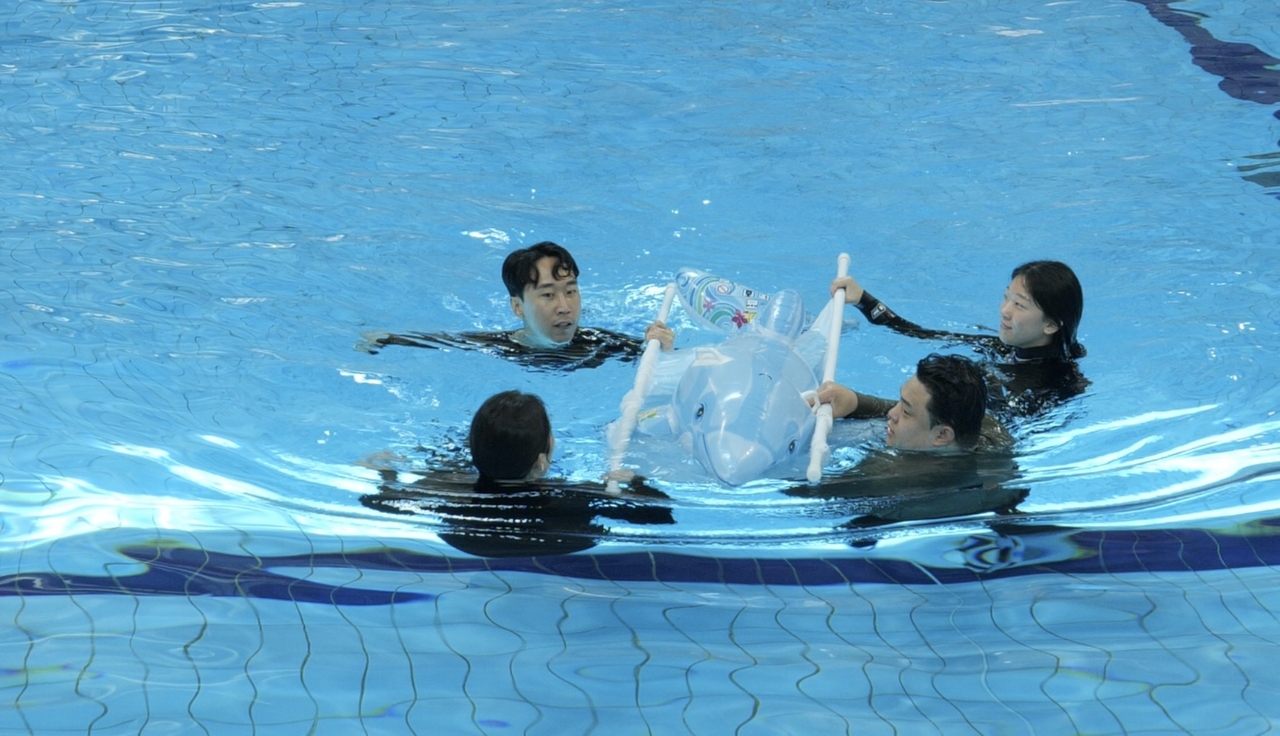 해양동물 구조·치료기관 관계자들이 한국해양수산연수원 용당캠퍼스 종합훈련장에서 돌고래 모형을 활용해 소형 고래류 구조 훈련을 하고 있다. [해양수산부 제공]