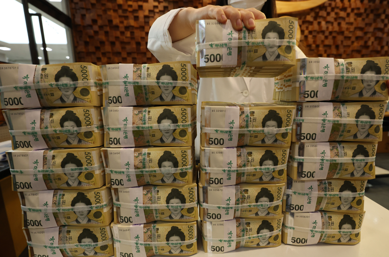 An employee sorts 50,000-won banknotes at Hana Bank's forgery response center in central Seoul, in this file photo from Aug. 21. (Yonhap)