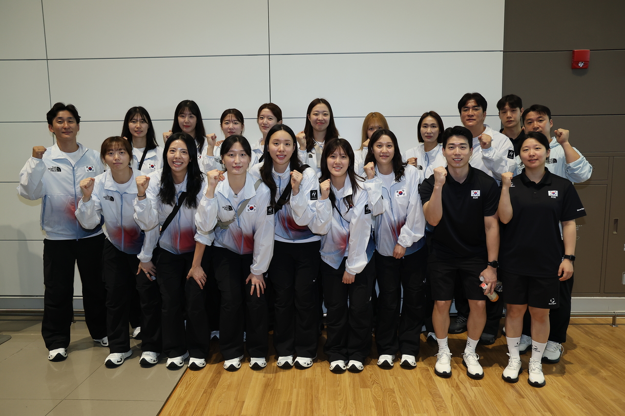 Members of the South Korean women's national volleyball team pose for a group photo at Incheon International Airport, just west of Seoul, before traveling to Nagoya, Japan, for the Asian Games on Sunday. (Yonhap)