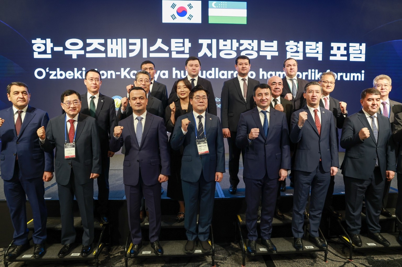 주낙영 경주시장을 비롯한 한국과 우즈베키스탄 주요 참석자들이 11일 ‘한-우즈베키스탄 지방정부 협력 포럼’에서 기념촬영을 하고 있다.[경주시 제공]