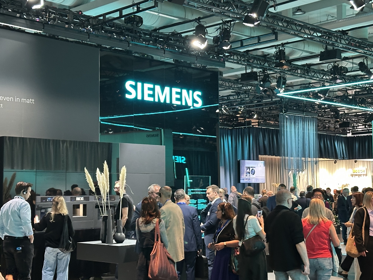 The Siemens booth draws a crowd at IFA 2026 in Berlin. Several visitors from South Korean electronics companies were also seen touring the German appliance displays. (Lee Jeong-wan / The Herald Business)