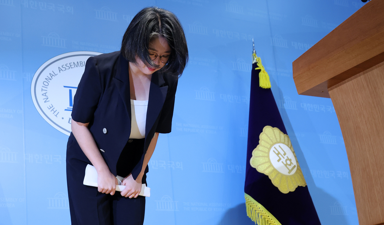 Gender Equality and Family Minister nominee Rep. Yong Hye-in bows after announcing her withdrawal from the nomination at a news conference at the National Assembly in Seoul on Sunday. (Yonhap)