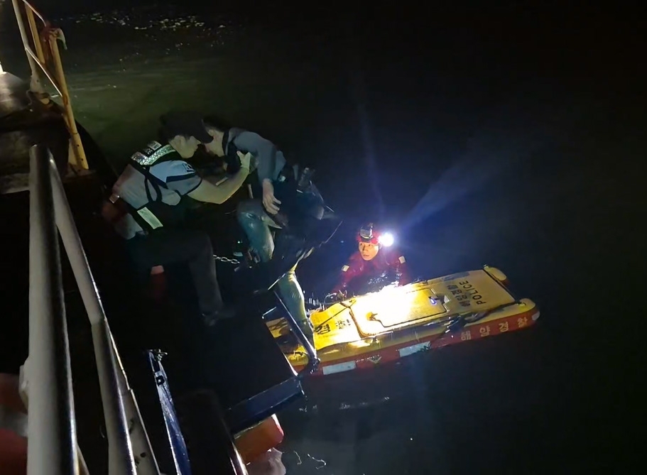 Taean Coast Guard personnel rescue a stranded nighttime shellfish gatherer. [Taean Coast Guard Station]