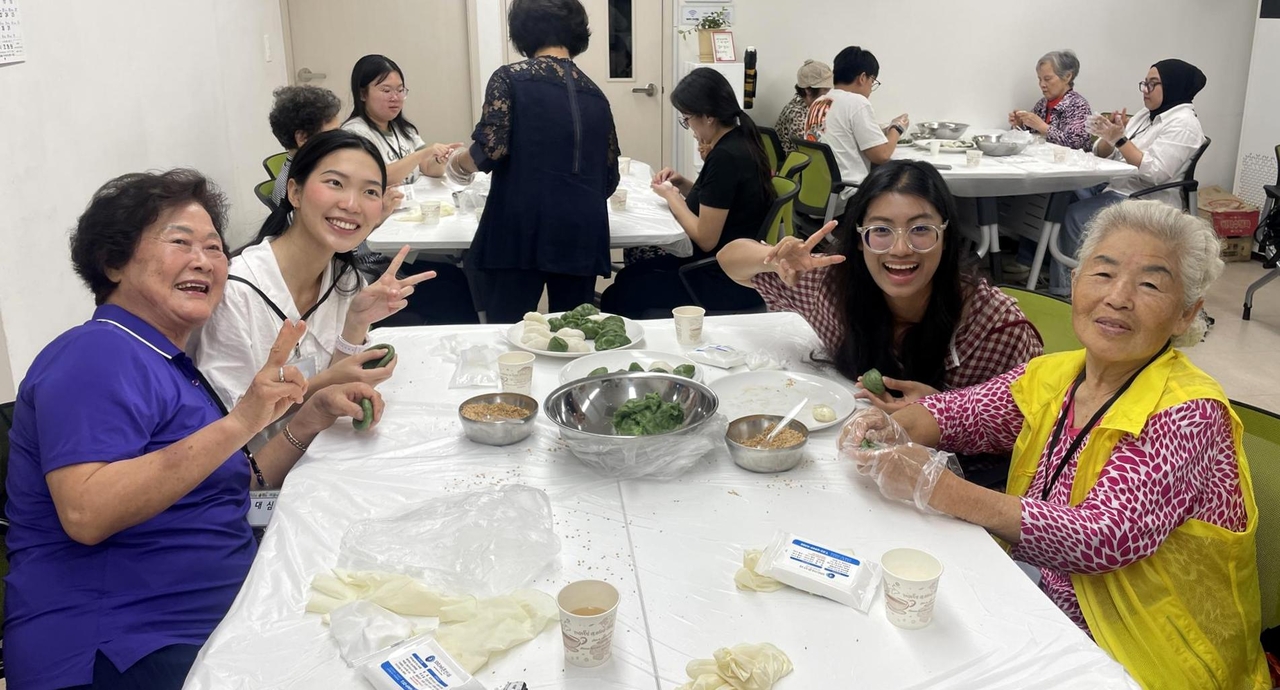 Participants make songpyeon rice cakes together at a Chuseok cultural exchange event in Seodaemun-gu.