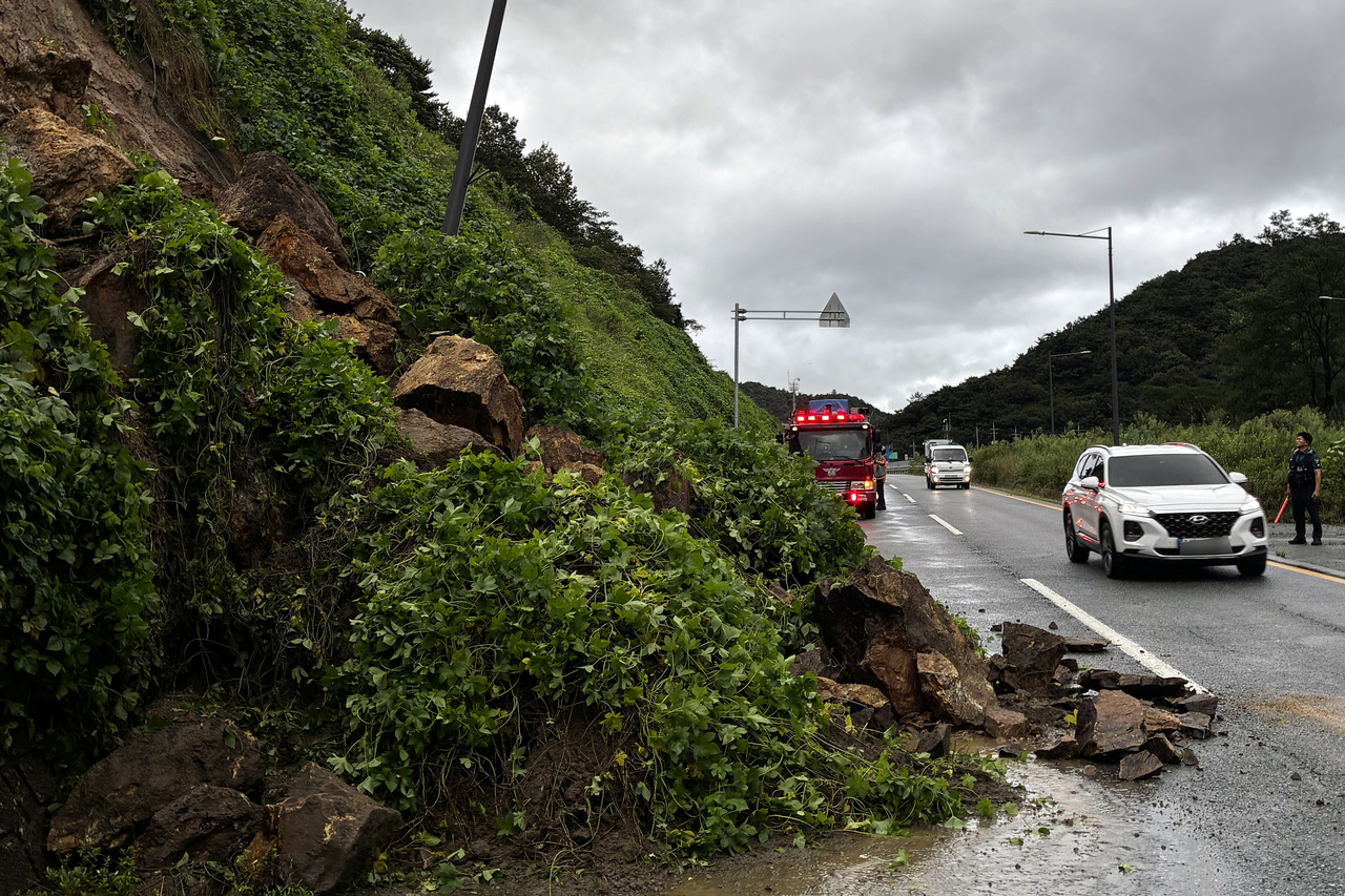 A landslide covers a lane in Gangjin, Jeonnam-Gwangju, on Aug. 30, after more than 85 millimeters of rain fell over four days. (Yonhap)