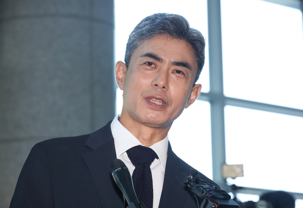 강신철 국방부 장관 후보자가 3일 청문회 준비 사무실이 차려진 서울 용산구 국방컨벤션으로 들어서며 취재진의 질문에 답하고 있다. [연합]