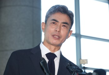 강신철 국방부 장관 후보자가 3일 청문회 준비 사무실이 차려진 서울 용산구 국방컨벤션으로 들어서며 취재진의 질문에 답하고 있다. [연합]