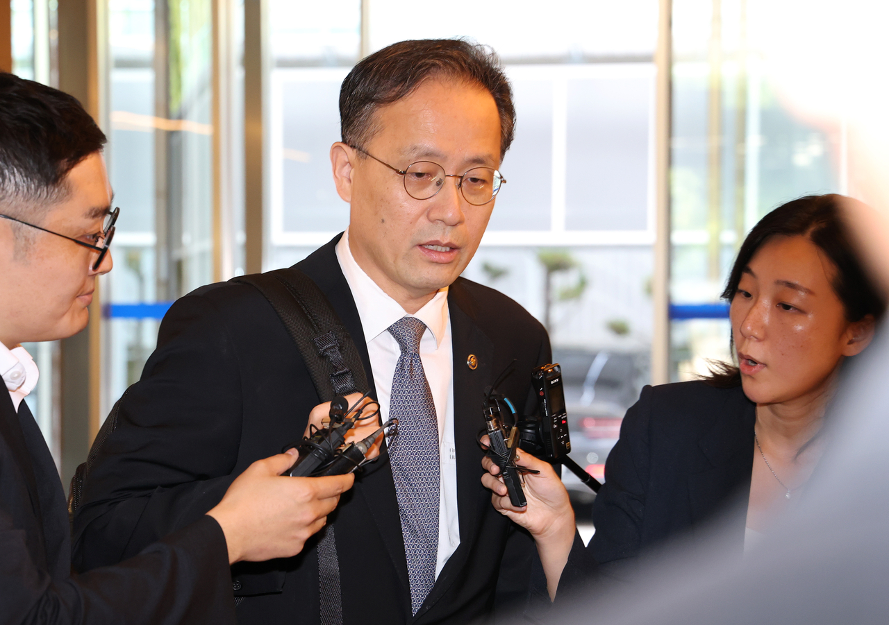 이형일 부총리 겸 재정경제부 장관 후보자가 3일 서울 중구 예금보험공사에 마련된 인사청문회 준비 사무실로 출근하며 취재진의 질문에 답하고 있다. [연합]