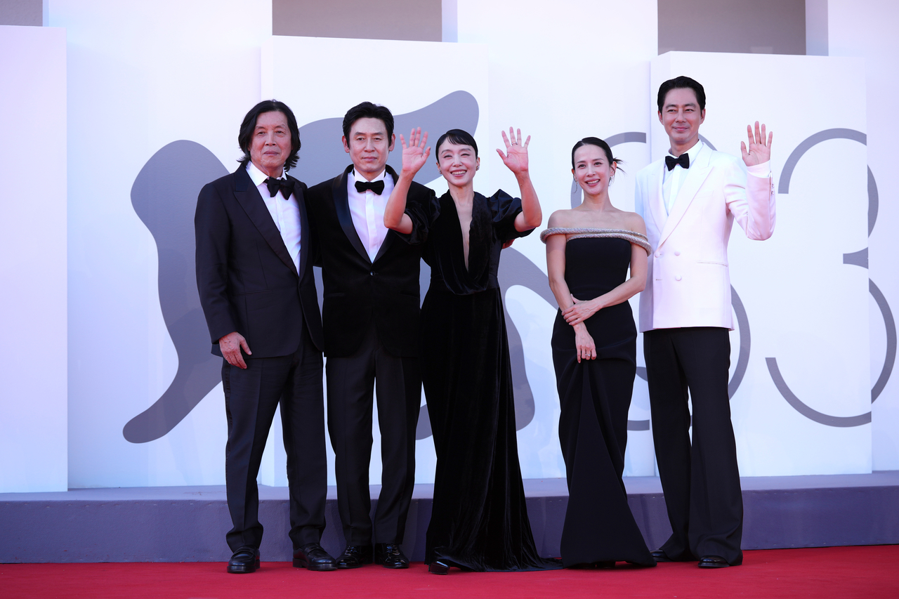 Director Lee Chang-dong and lead actors Sul Kyung-gu, Jeon Do-yeon, Jo Yeo-jeong and Jo In-sung pose on the red carpet at the 83rd Venice International Film Festival on Saturday (local time). [AP]